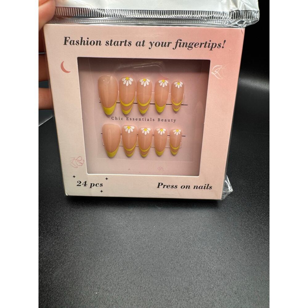 NWT Medium Length Yellow Sunflower Press-on Nails 24pc